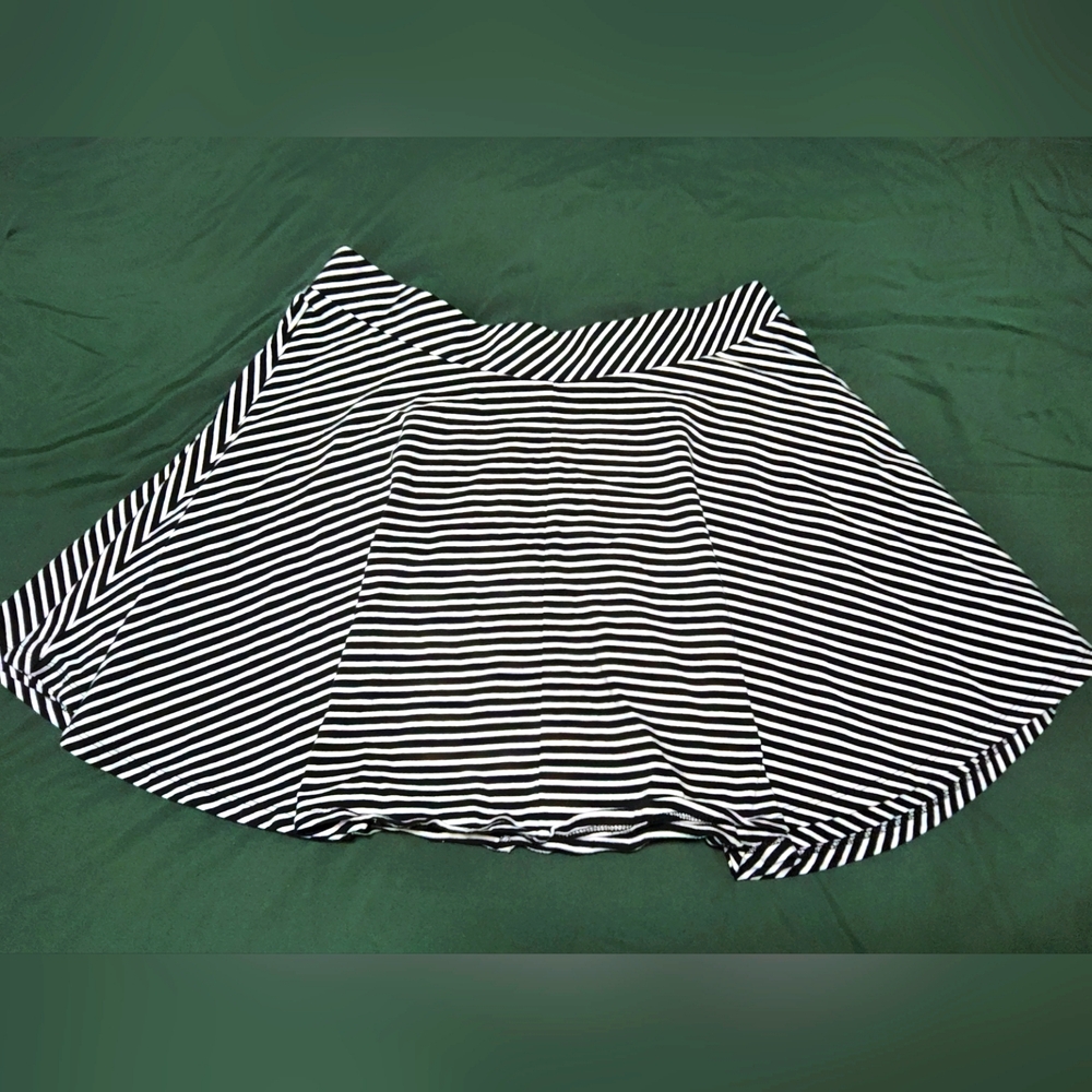 SO Super soft trendy black white stripe Skirt Size XL